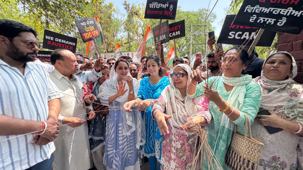 Congress scatters AAP’s broom sticks in Malerkotla, slams govt over Tanda case